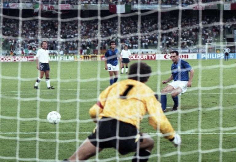 Totò Schillaci anota para Inglaterra durante Italia 90