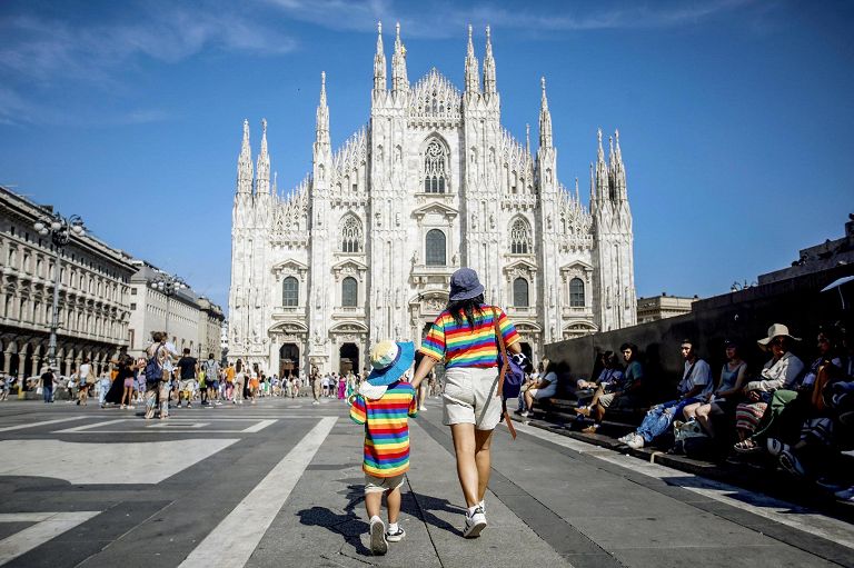 Heiß in der Stadt, heiß für Touristen auf der Piazza Duomo in Mailand