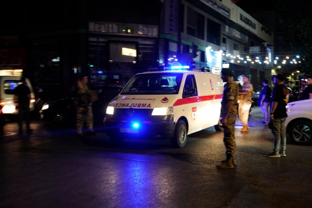 Llega una ambulancia que transporta heridos cuyo buscapersonas portátil explotó...