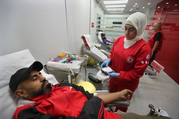 La gente dona sangre para aquellos que resultaron heridos por su...