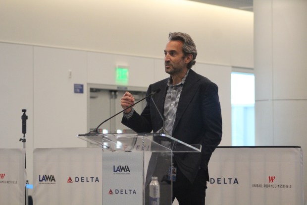 John Ackerman, director ejecutivo de LAWA, en la ceremonia de inauguración...