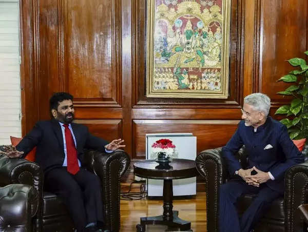 EAM Jaishankar con el líder del PNP, Anura Kumara Dissanayake