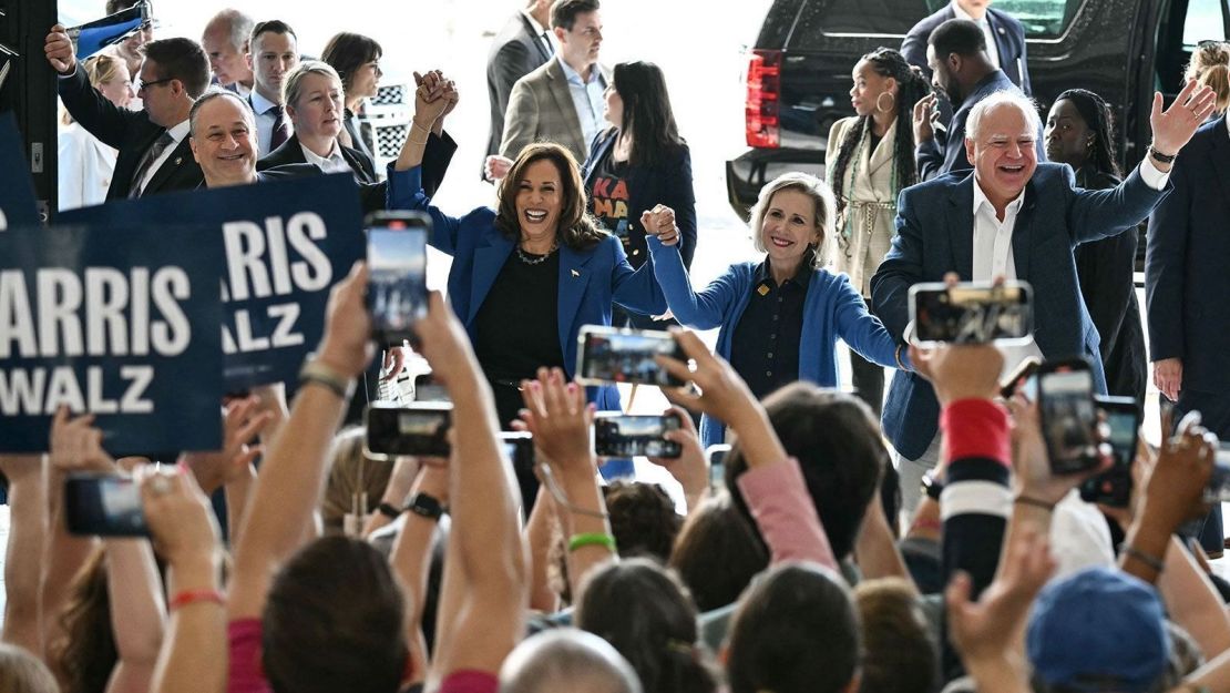 Von links: Second Gentleman Doug Emhoff, Vizepräsidentin Kamala Harris, Minnesota First Lady Gwen Walz und Minnesota Gouverneur Tim Walz begrüßen ihre Unterstützer am Pittsburgh International Airport am 18. August 2024.