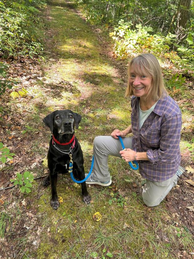 Susannah Johnston, de Croton-on-Hudson, Nueva York, posa con su perro Ellie el 8 de septiembre de 2024 en Norfolk, Connecticut. Johnston, instructora de yoga y entrenadora de fuerza, resultó herida tres veces en incidentes relacionados con pasear a su perro. (Vincent Cohan vía AP)