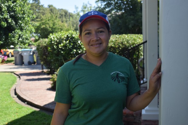 La trabajadora social Virginia Moscoso dijo que algunas granjas no le han permitido entrar a sus propiedades para educar a los trabajadores sobre cómo prevenir las enfermedades causadas por el calor. (Vanessa G. Sánchez/KFF Health News/TNS)