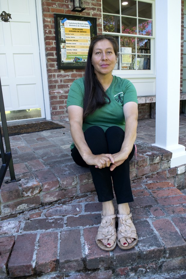 La trabajadora agrícola Lizbeth Mastache dijo que ha tenido dolores de cabeza, fatiga y náuseas por el calor, y que acudió a la sala de emergencias después de que el cielo lleno de humo le provocara asma. (Vanessa G. Sánchez/KFF Health News/TNS)