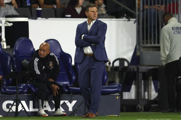 El entrenador en jefe del LA Galaxy, Greg Vanney, centro, mira contra...