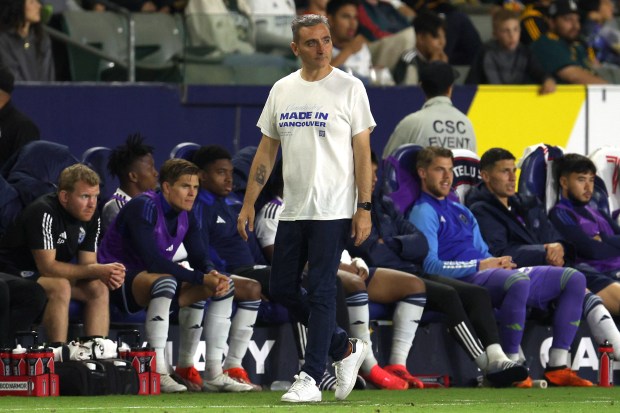 El entrenador del Vancouver Whitecaps FC, Vanni Sartini, mira contra...