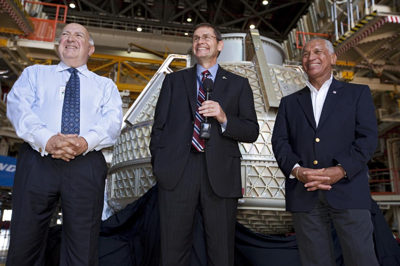 El John Elbon de Boeing, en el centro, se ve en la Instalación de Procesamiento Orbiter-3 en el Centro Espacial Kennedy de la NASA en Florida en 2012.