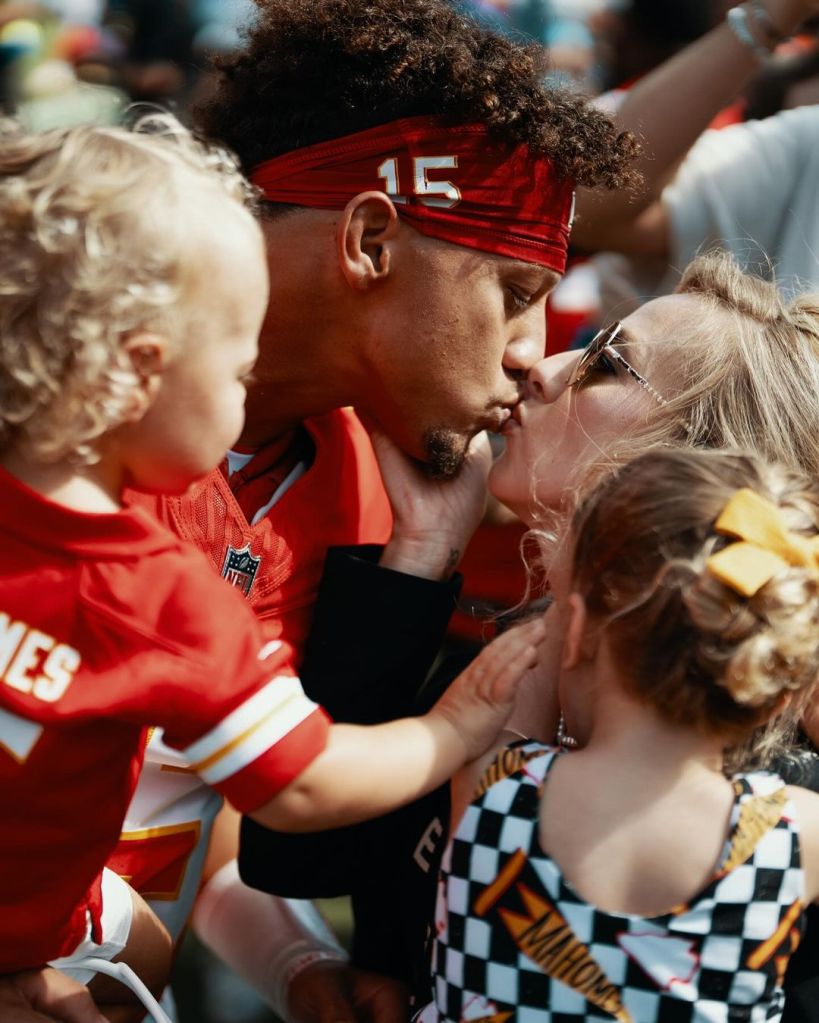 Patrick Mahomes besando a Britttany Mahomes