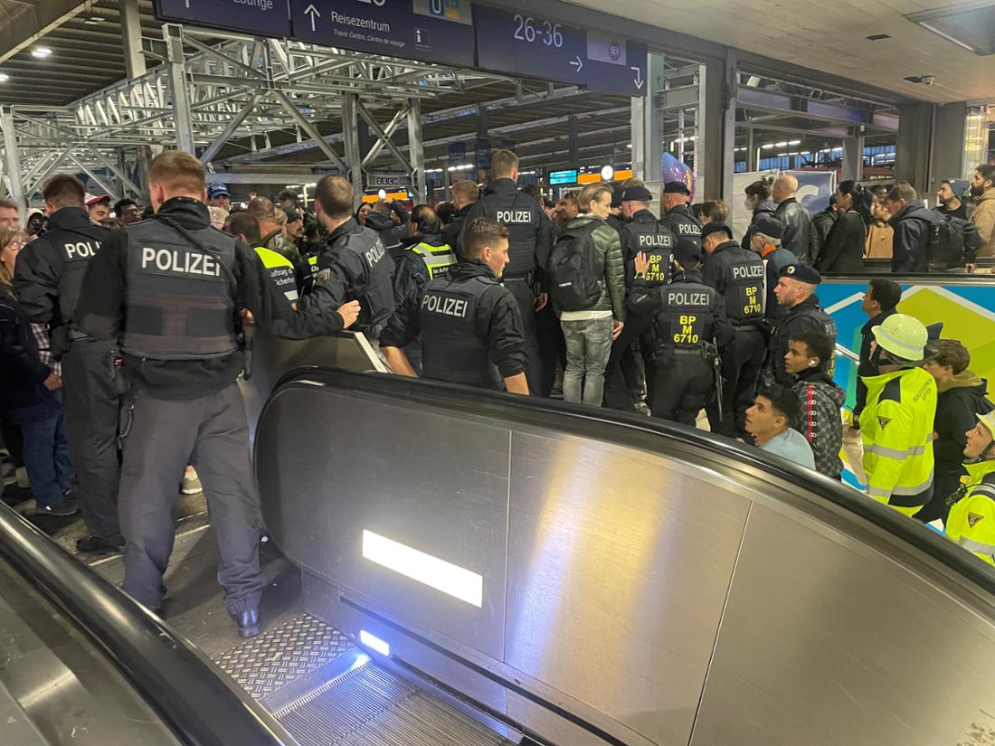 Caos total en la estación principal de tren: la policía intenta de algún modo poner en orden a los retornados del Oktoberfest.