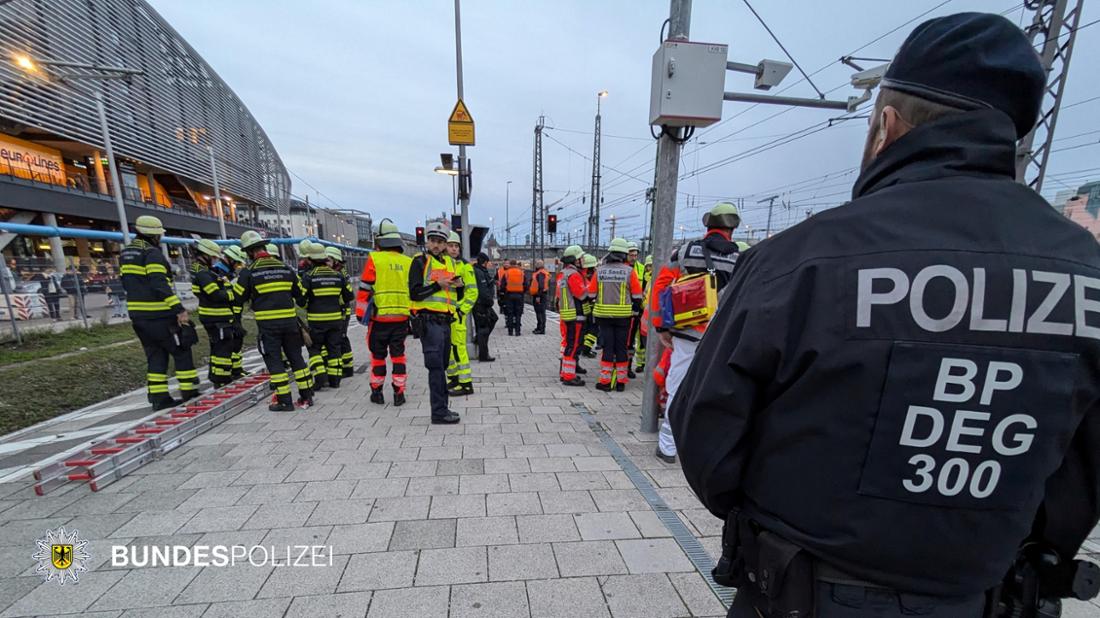 En un comunicado de prensa, la Policía Federal de Múnich anunció que la demolición de una línea aérea fue la causa del cierre de la vía principal. Probablemente durará “al menos” hasta el lunes por la mañana.