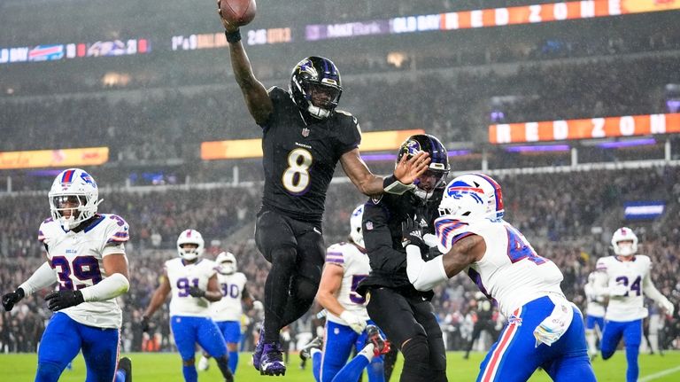 El mariscal de campo de los Baltimore Ravens, Lamar Jackson (8), anota un touchdown contra...