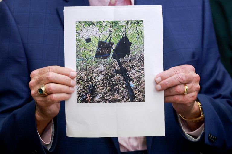 Ric Bradshaw, Sheriff von Palm Beach County, hält ein Foto des Gewehrs und anderer Gegenstände, die in der Nähe des Ortes gefunden wurden, an dem ein Verdächtiger während einer Pressekonferenz über ein offensichtliches Attentat auf den ehemaligen Präsidenten Donald Trump am 15. September 2024 in West Palm Beach, Florida, entdeckt wurde.