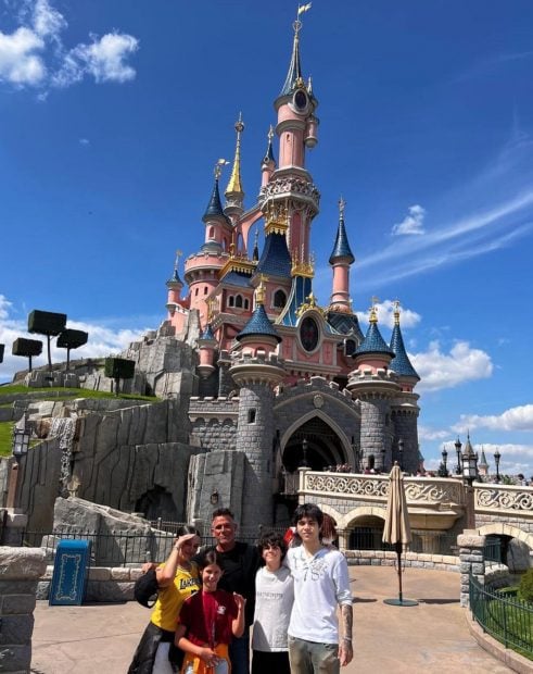 Alejandro Sanz and his children at Disneyland Paris. (Instagram)