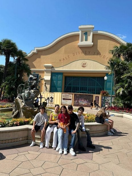 Alejandro Sanz and his children at Disneyland Paris. (Instagram)