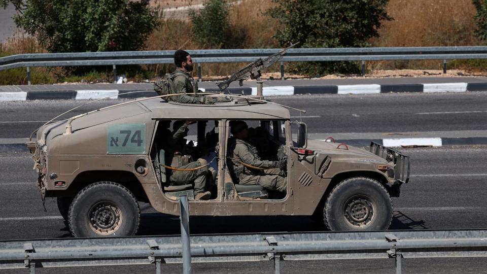 FOTO: Soldados israelíes a bordo de un vehículo militar en un lugar no revelado, cerca de la frontera con el Líbano en el norte de Israel, el 11 de octubre de 2024. (Atef Safadi//EPA-EFE/Shutterstock)