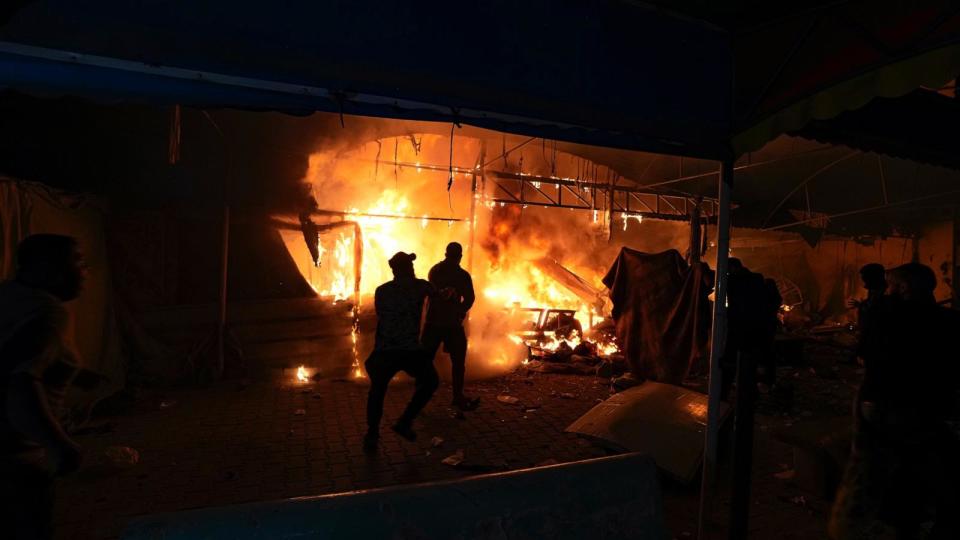 FOTO: Los palestinos reaccionan a un incendio después de que un ataque israelí alcanzara un área de tiendas de campaña en el patio del hospital de los Mártires de Al Aqsa en Deir al Balah, Franja de Gaza, el lunes 14 de octubre de 2024. (Abdel Kareem Hana/AP)