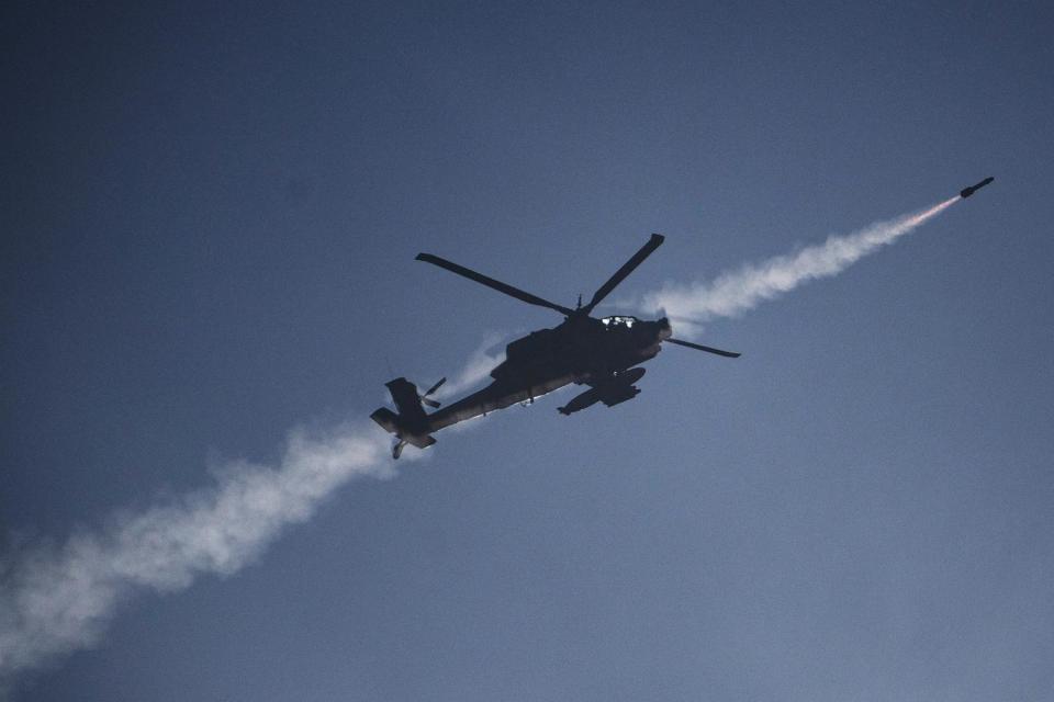 FOTO: Un helicóptero Apache israelí dispara un misil hacia el sur del Líbano visto desde el norte de Israel el 13 de octubre de 2024. (Leo Correa/AP)