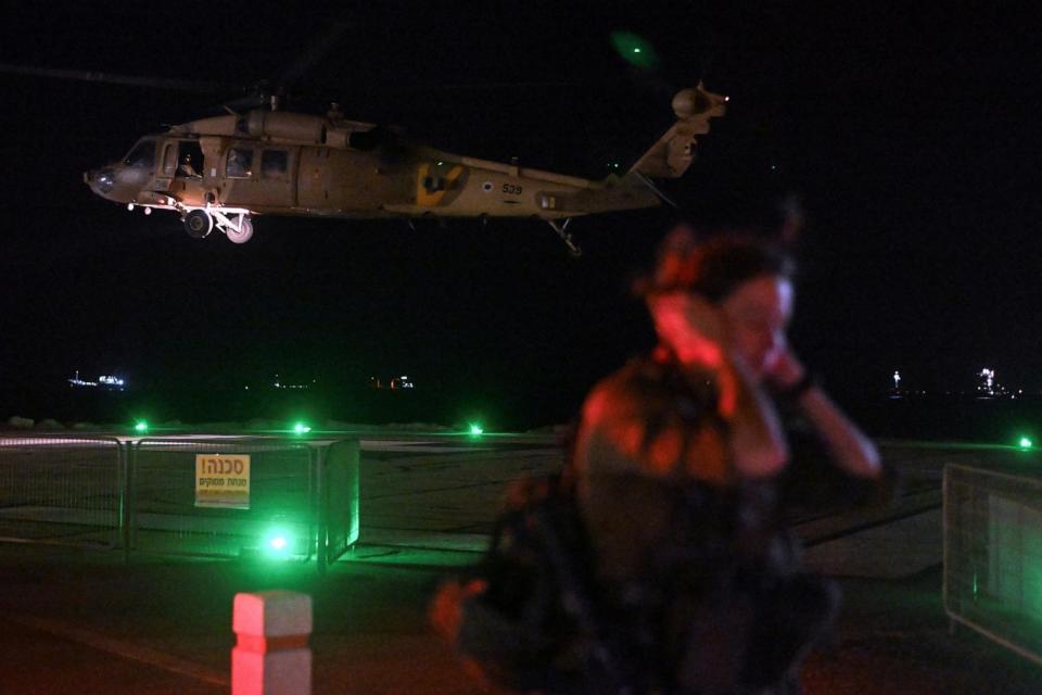 FOTO: Un soldado israelí espera después de que un helicóptero militar dejara a pacientes heridos en un ataque con aviones no tripulados desde el Líbano en el campus de atención médica de Rambam en Haifa, Israel, el 13 de octubre de 2024. (Rami Shlush/Reuters)