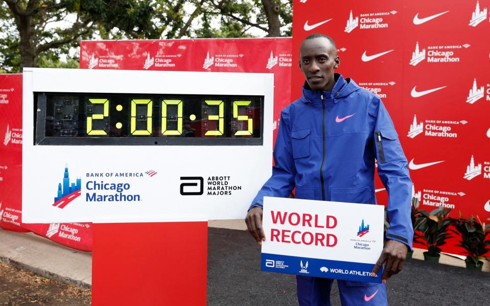 Kelvin Kiptum de Kenia celebra haber ganado el maratón de Chicago del Bank of America de 2023 en un tiempo récord mundial de dos horas y 35 segundos el 8 de octubre de 2023.