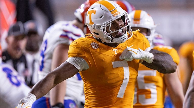 El apoyador de Tennessee Arion Carter (7) reacciona después de realizar una intercepción...