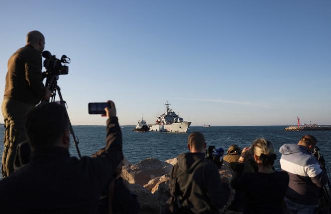 El barco de la marina italiana Libra que transporta inmigrantes llega a Albania como parte de un acuerdo con Italia para procesar a miles de solicitantes de asilo atrapados cerca de aguas italianas en Shengjin, Albania, el 16 de octubre de 2024.