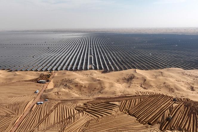 En el lugar de una ampliación de un parque solar en el desierto de Tengger, región de Ningxia (China), diciembre de 2023.