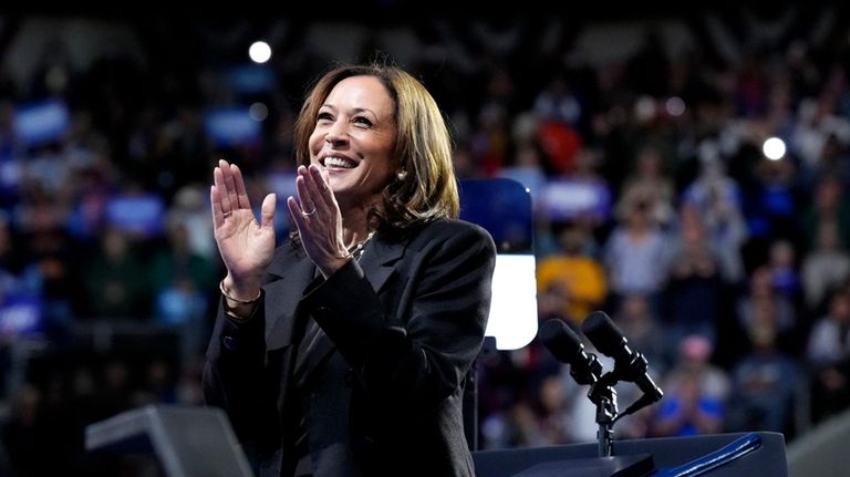 La vicepresidenta Kamala Harris, candidata presidencial demócrata, aplaude en el escenario...