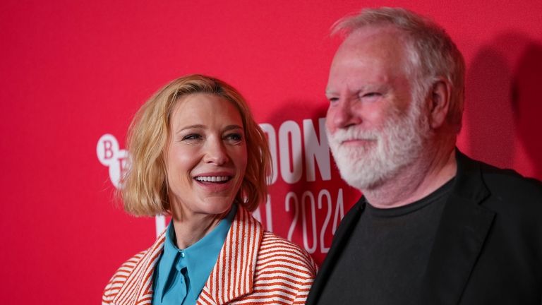 Cate Blanchett, izquierda, y el director Guy Maddin posan para los fotógrafos...