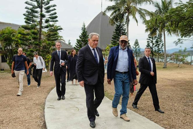 François-Noël Buffet (en el centro), ministro encargado de ultramar y Mahé Gowe, presidente de la comisión encargada de las relaciones con las estructuras y las autoridades cortesanas del Senado (a la derecha), en Nouméa, el 16 de octubre de 2024 .