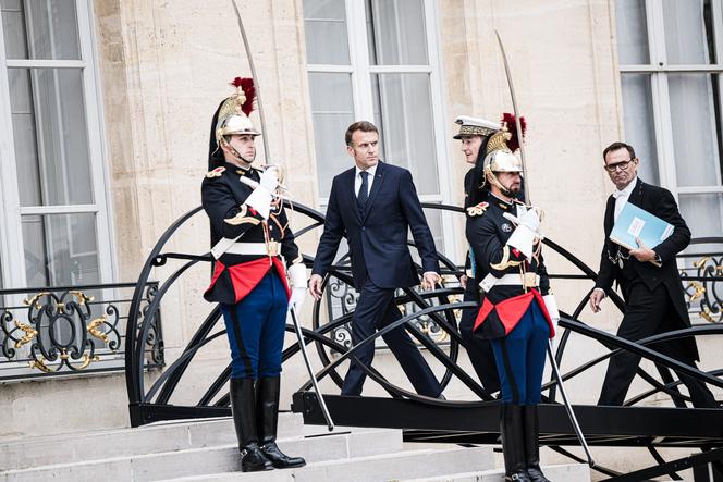 Emmanuel Macron (2e à droite) acompañado del jefe de Estado mayor del ejército del presidente de la República, Fabien Mandon, en el Elíseo, en París, el 15 de octubre de 2024.