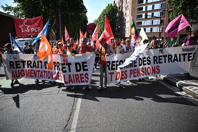 Manifestantes marchando detrás de una pancarta que decía “retirada de la reforma de las pensiones, por salarios más altos y un aumento de las prestaciones de jubilación”, en Toulouse, el 6 de junio de 2023. 