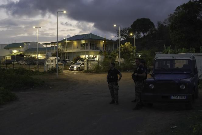 Cerca de la prisión de Majicavo, los gendarmes garantizan la seguridad de la carretera, en Mayotte, en noviembre de 2022. 