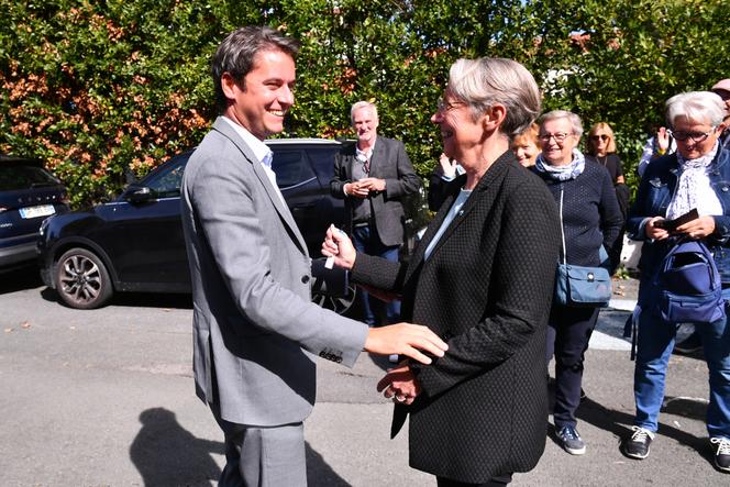 Gabriel Attal y Elisabeth Borne, durante el congreso del partido Renacimiento, en San Juan de Luz (Pirineos Atlánticos), 5 de octubre de 2024. 