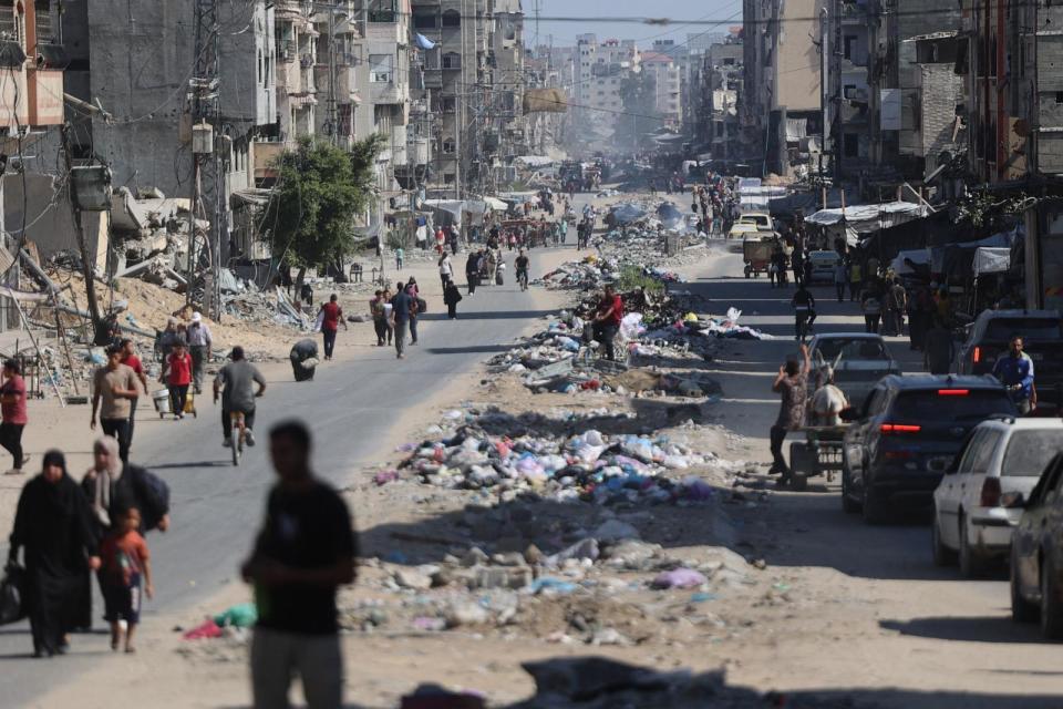 FOTO: Palestinos cargan sus pertenencias mientras huyen de áreas al norte de la ciudad de Gaza en el norte de la Franja de Gaza el 12 de octubre de 2024. (Omar Al-qattaa/AFP vía Getty Images)