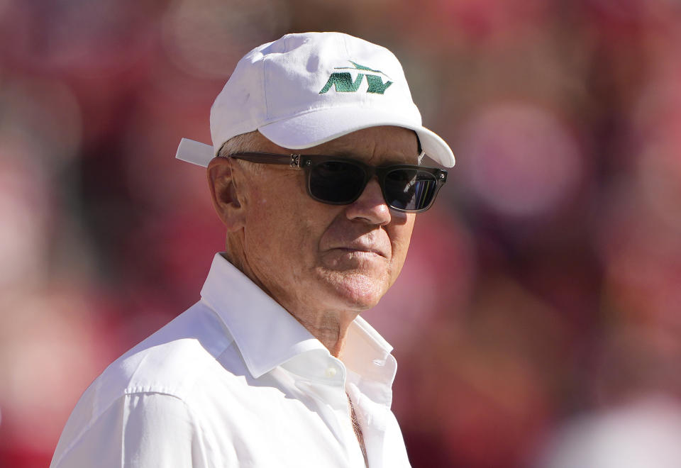 SANTA CLARA, CALIFORNIA - 9 DE SEPTIEMBRE: Woody Johnson, propietario de los New York Jets, mira antes del partido contra los 49ers de San Francisco en el Levi's Stadium el 9 de septiembre de 2024 en Santa Clara, California. (Foto de Thearon W. Henderson/Getty Images)