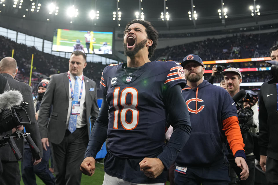 El mariscal de campo de los Chicago Bears, Caleb Williams (18), reacciona cuando abandona el campo después de una victoria sobre los Jaguars. (Foto AP/Alastair Grant)