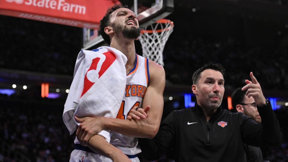 15 de octubre de 2024; Nueva York, Nueva York, Estados Unidos; Landry Shamet (44), guardia de los Knicks de Nueva York, se dirige al vestuario después de una lesión durante la segunda mitad contra los Charlotte Hornets en el Madison Square Garden.