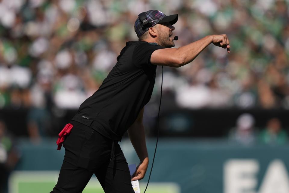 El entrenador en jefe de los Philadelphia Eagles, Nick Sirianni, hace gestos durante la primera mitad de un partido de fútbol americano de la NFL contra los Cleveland Browns el domingo 13 de octubre de 2024 en Filadelfia. (Foto AP/Matt Slocum)